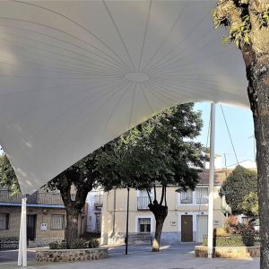 cubierta de lona tensada en forma de paraboloide hiperbólico que cubre la plaza del ayuntamiento